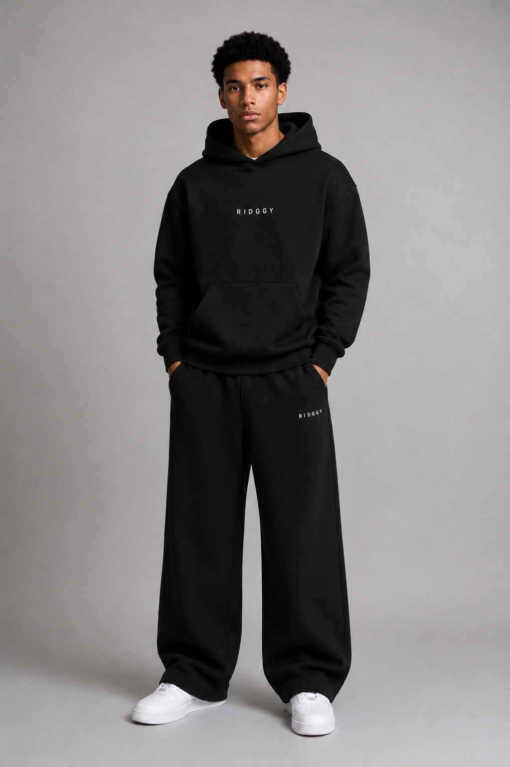 Homme portant THE RIDGGY SET noir de face