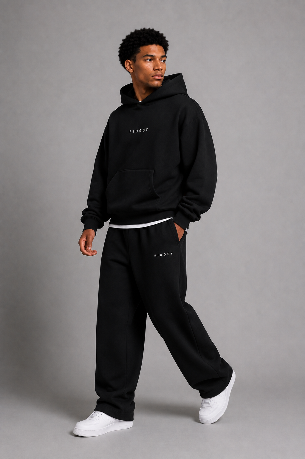 Homme portant THE RIDGGY SET noir en mouvement
