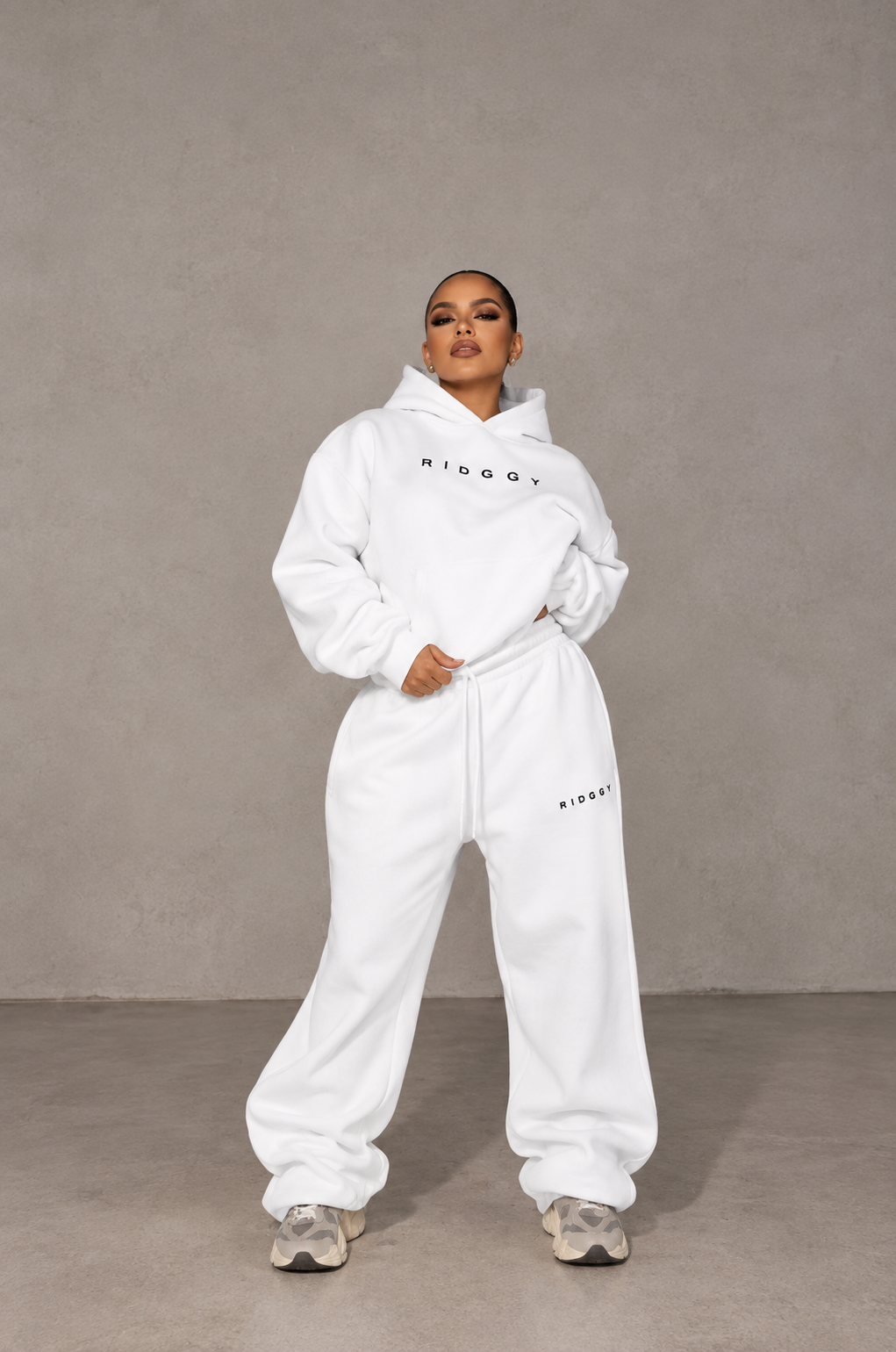 Femme portant THE RIDGGY SET blanc